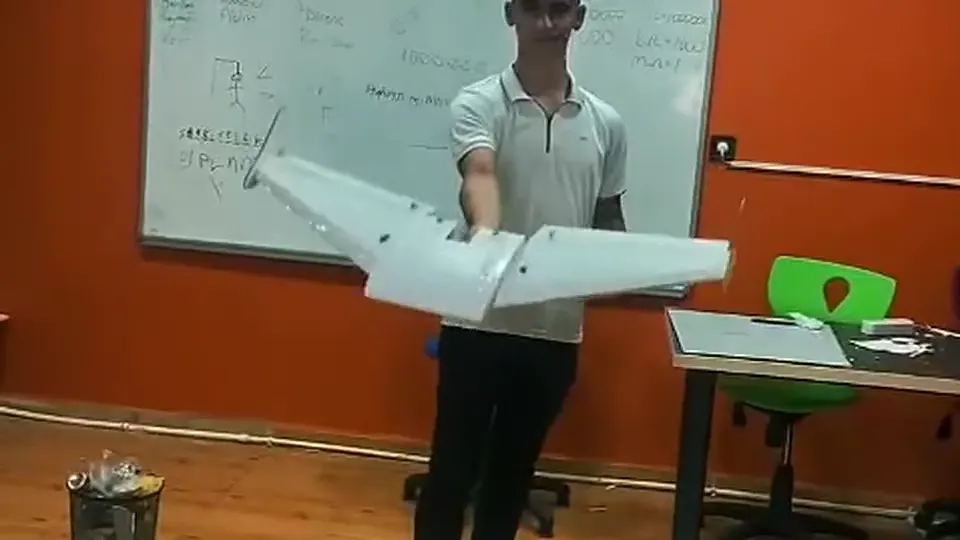 CEZERİ ROBOTECH öğrencilerinin köpük gövdeli sabit kanatlı İHA'yı kesiminden montajına kendi elleriyle üretmesi