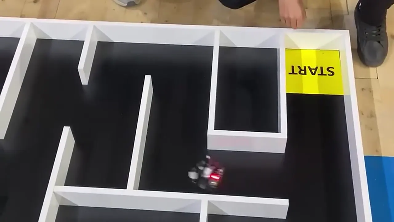 CEZERİ ROBOTECH öğrencilerinin programladığı labirent çözen robotun yarışma parkurundaki koşusu